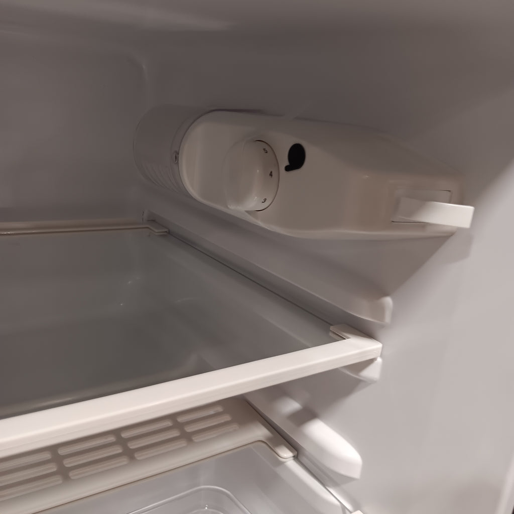 Magic Chef Retro 3.2 Cu. Ft. 2 Door Mini Fridge in Black 25135SD678 - HMCR320BE - Open Box