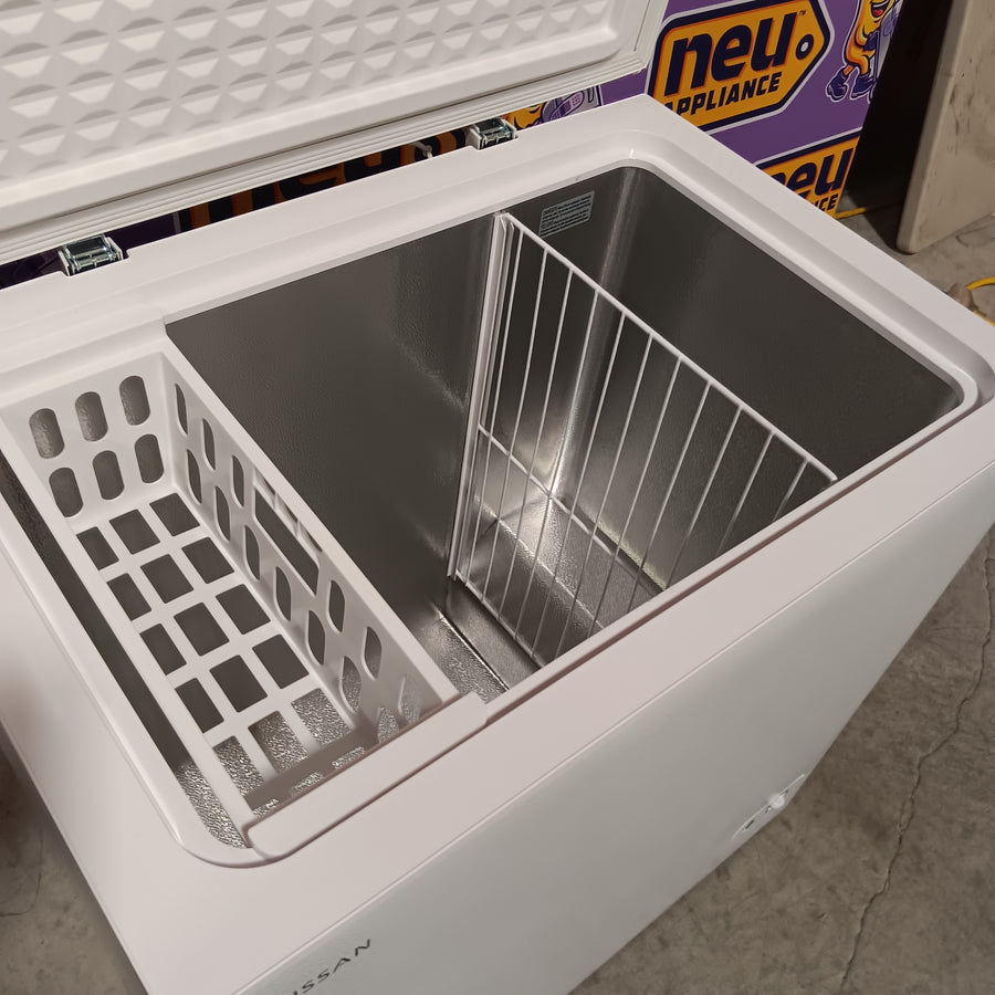 Vissani 7.0 cu. ft. Manual Defrost Chest Freezer with LED Light in White, Garage Ready SA622 - HMCF7W5 - Scratch & Dent (Moderate)