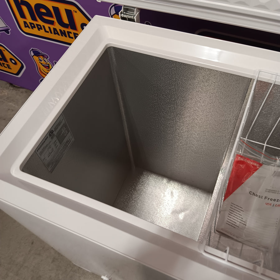 Frigidaire 5-cu ft Garage Ready Chest Freezer - SA625 - EFRF5003 - Scratch & Dent (Minor)