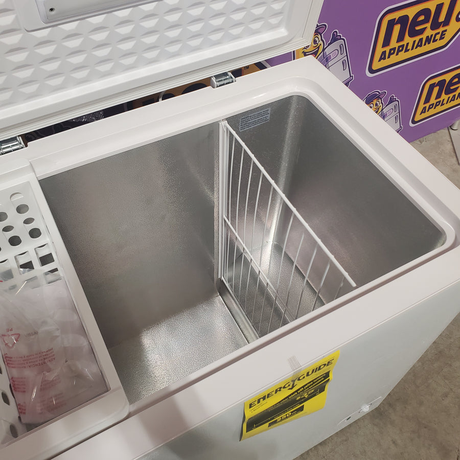 Vissani 7.0 cu. ft. Manual Defrost Chest Freezer with LED Light in White, Garage Ready HMCF7W5 - Scratch & Dent (Moderate)