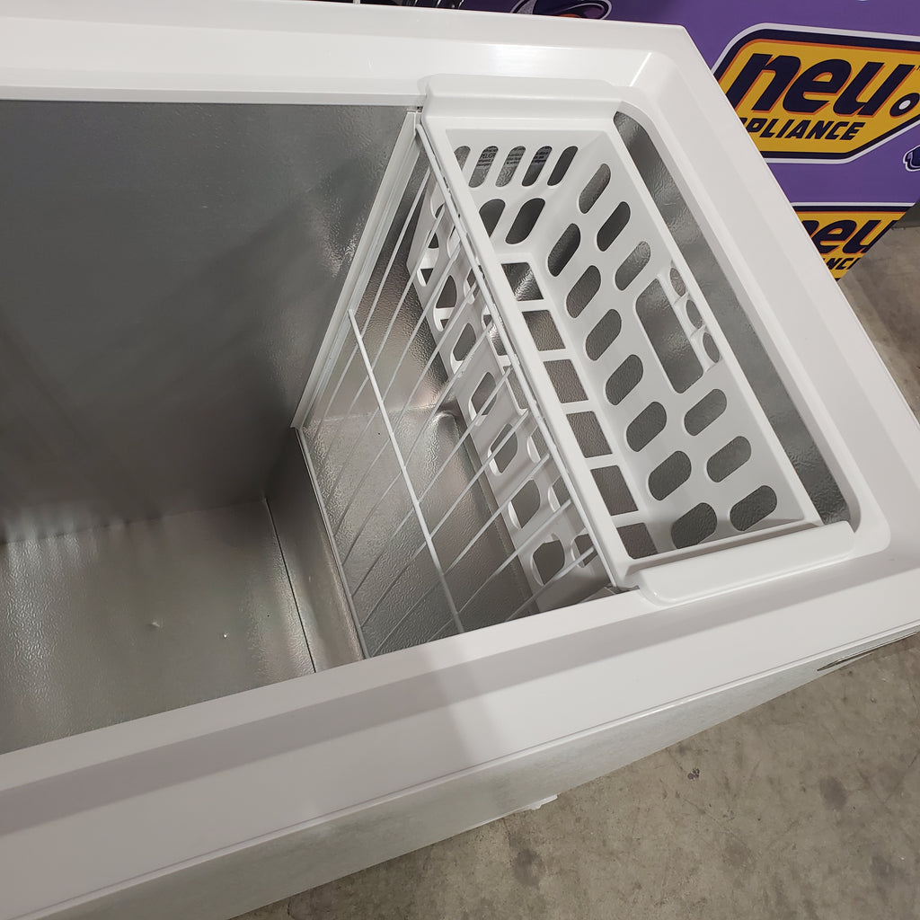Pictures of Magic Chef 7.0 cu. ft. Chest Freezer in White with 7.0 Cu. Ft. Capacity, Manual Defrost, and Sliding-Bulk Storage Baskets HMCF7W4 - Scratch & Dent (Minor) - Neu Appliance Outlet - Discount Appliance Outlet in Austin, Tx