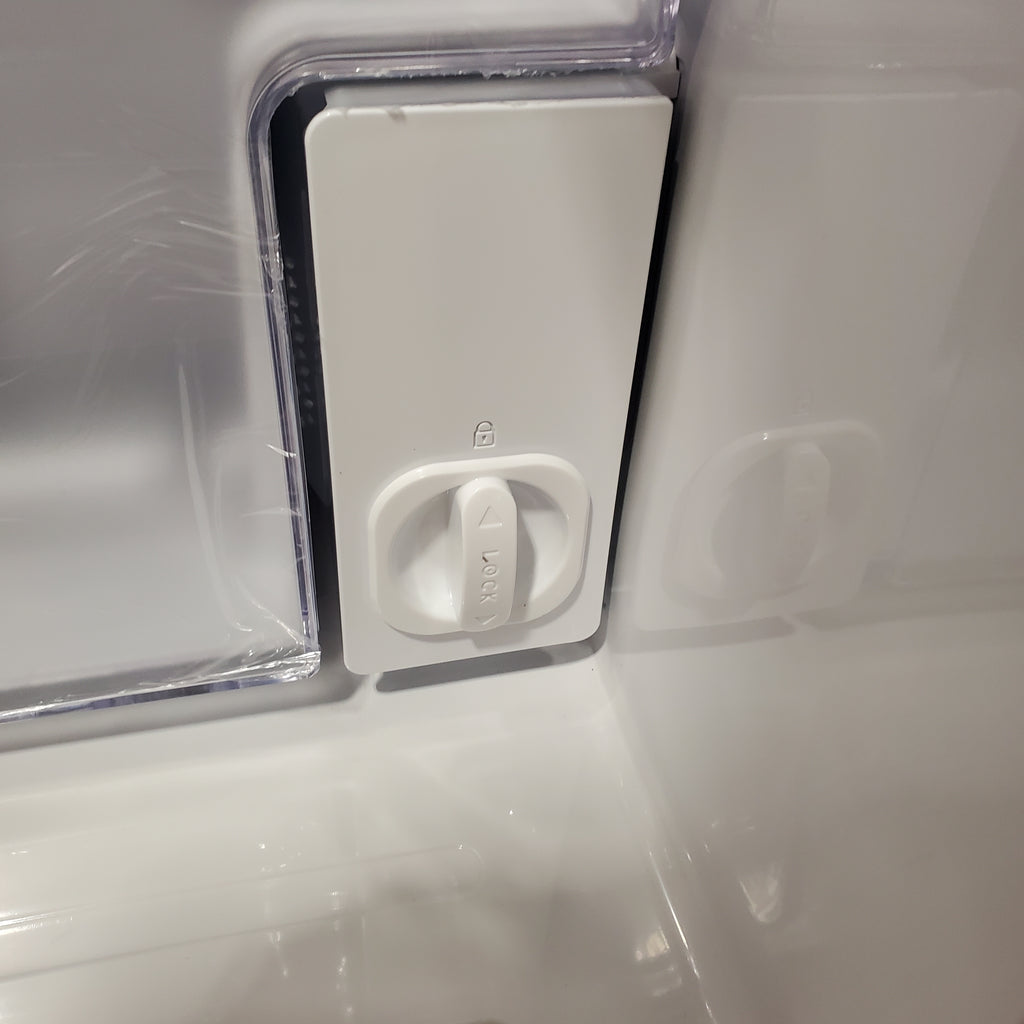 Samsung 27.4-cu ft Side-by-Side Refrigerator with Ice Maker in Fingerprint Resistant Stainless Steel 5SD266 - RS27T5200SR - Scratch & Dent (Minor)