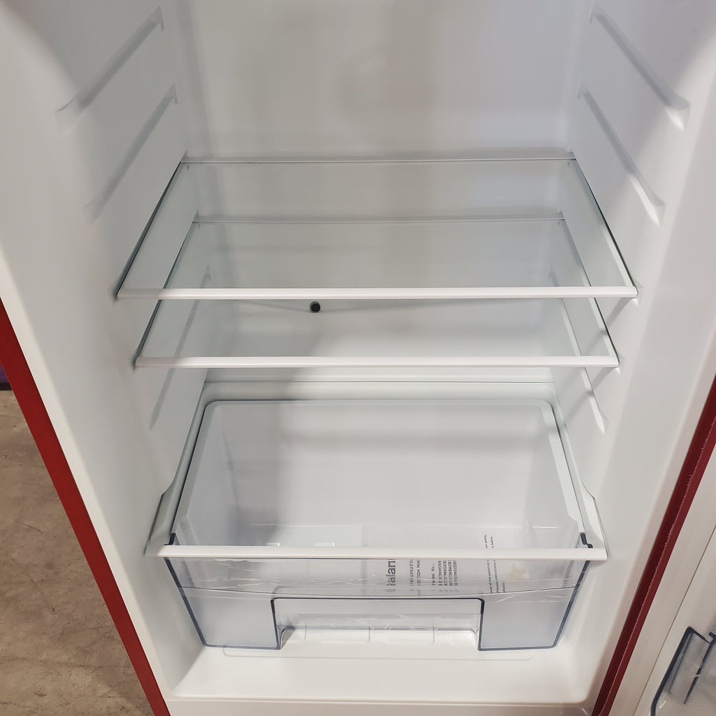 Galanz 22 in. 7.6 cu. ft. Retro Top Freezer Refrigerator, Hot Rod Red, Energy Star 25132SD363 - GLRF76TMRDER2 - Scratch & Dent (Minor)