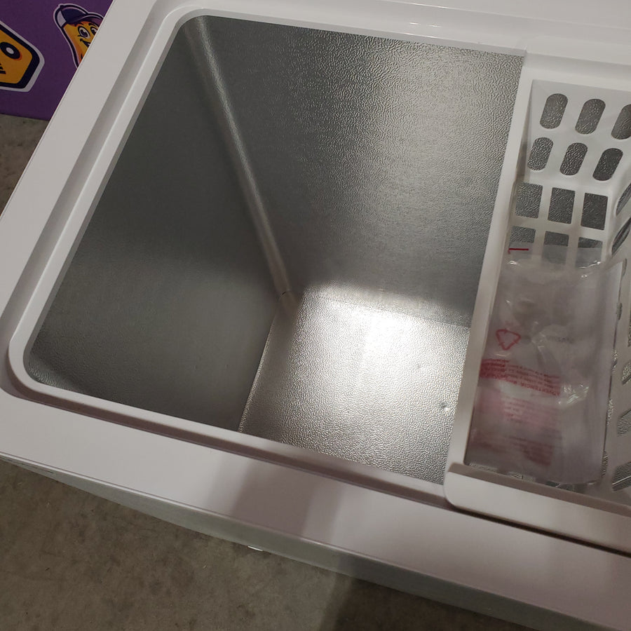 Vissani 7.0 cu. ft. Manual Defrost Chest Freezer with LED Light in White, Garage Ready 25137SD736 - HMCF7W5 - Scratch & Dent (Minor)