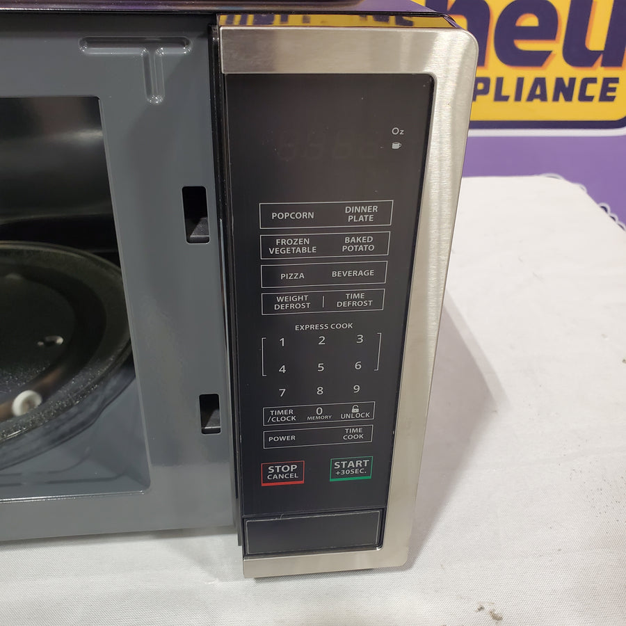 Magic Chef 18.6 in W, 0.9 cu. ft. Countertop Microwave, in Stainless Steel with 900-Watt Cooking Power HMM990ST3 - Scratch & Dent (Moderate)