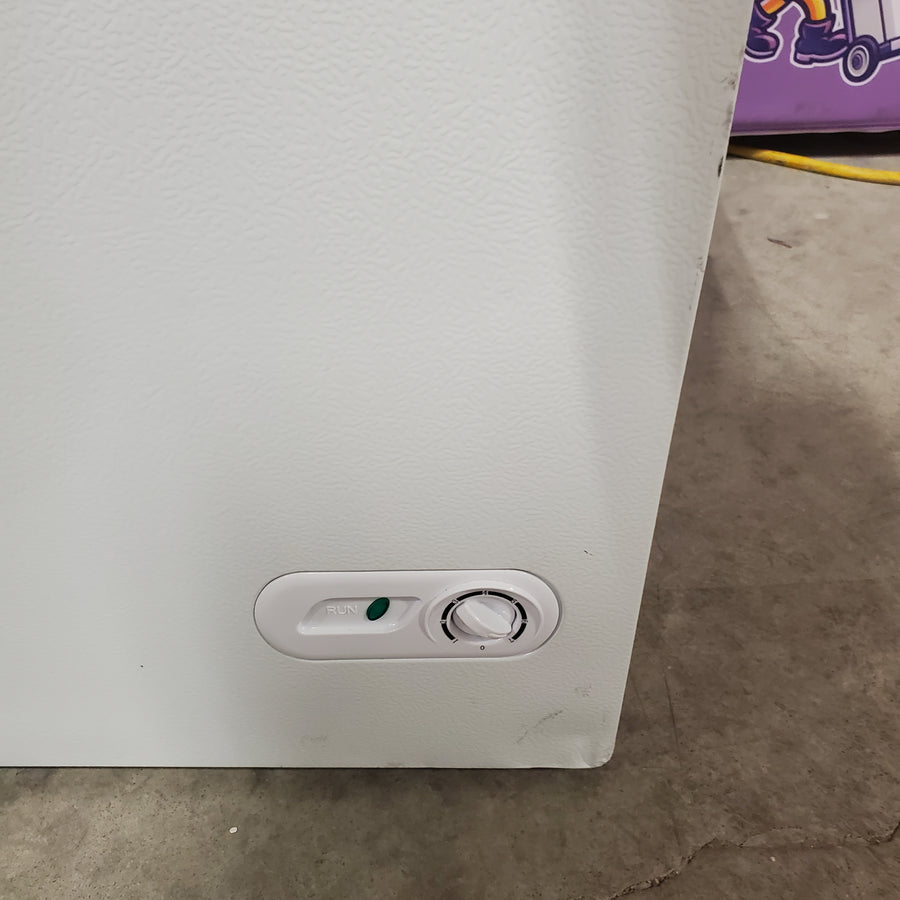 Magic Chef 5.0. cu. ft. Chest Freezer with Interior LED Light and Defrost Water Drain HMCF5W4 - Scratch & Dent (Major)