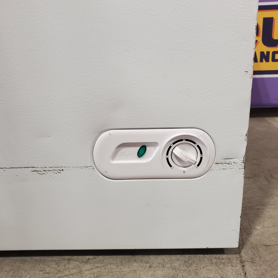 Magic Chef 5.0. cu. ft. Chest Freezer with Interior LED Light and Defrost Water Drain 25SA251 - HMCF5W4 - Scratch & Dent (Moderate)