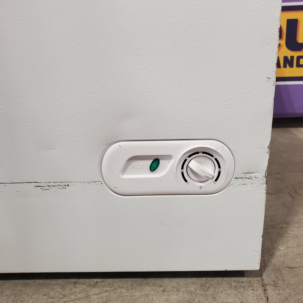 Pictures of Magic Chef 5.0. cu. ft. Chest Freezer with Interior LED Light and Defrost Water Drain 25SA251 - HMCF5W4 - Scratch & Dent (Moderate) - Neu Appliance Outlet - Discount Appliance Outlet in Austin, Tx