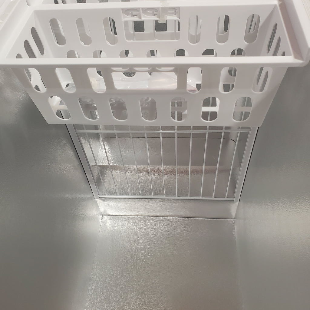 Vissani 7.0 cu. ft. Manual Defrost Chest Freezer with LED Light in White, Garage Ready 25133SD569 - HMCF7W5 - Scratch & Dent (Minor)