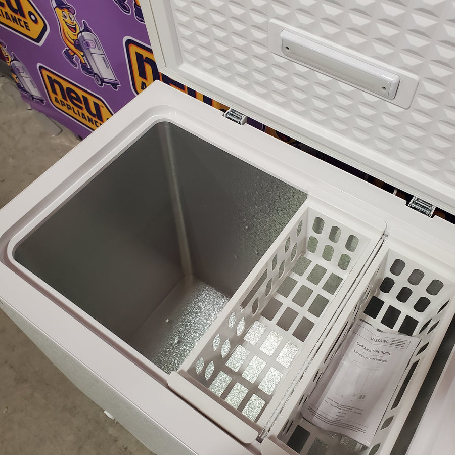 Vissani 7.0 cu. ft. Manual Defrost Chest Freezer with LED Light in White, Garage Ready HMCF7W5 - Scratch & Dent (Major)