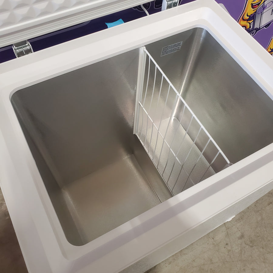Magic Chef 5.0. cu. ft. Chest Freezer with Interior LED Light and Defrost Water Drain HMCF5W4 - Scratch & Dent (Moderate)