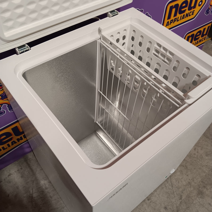 Vissani 5.0 cu. ft. Manual Defrost Chest Freezer with LED Light in White, Garage Ready 25139SD824 - HMCF5W5 - Scratch & Dent (Minor)
