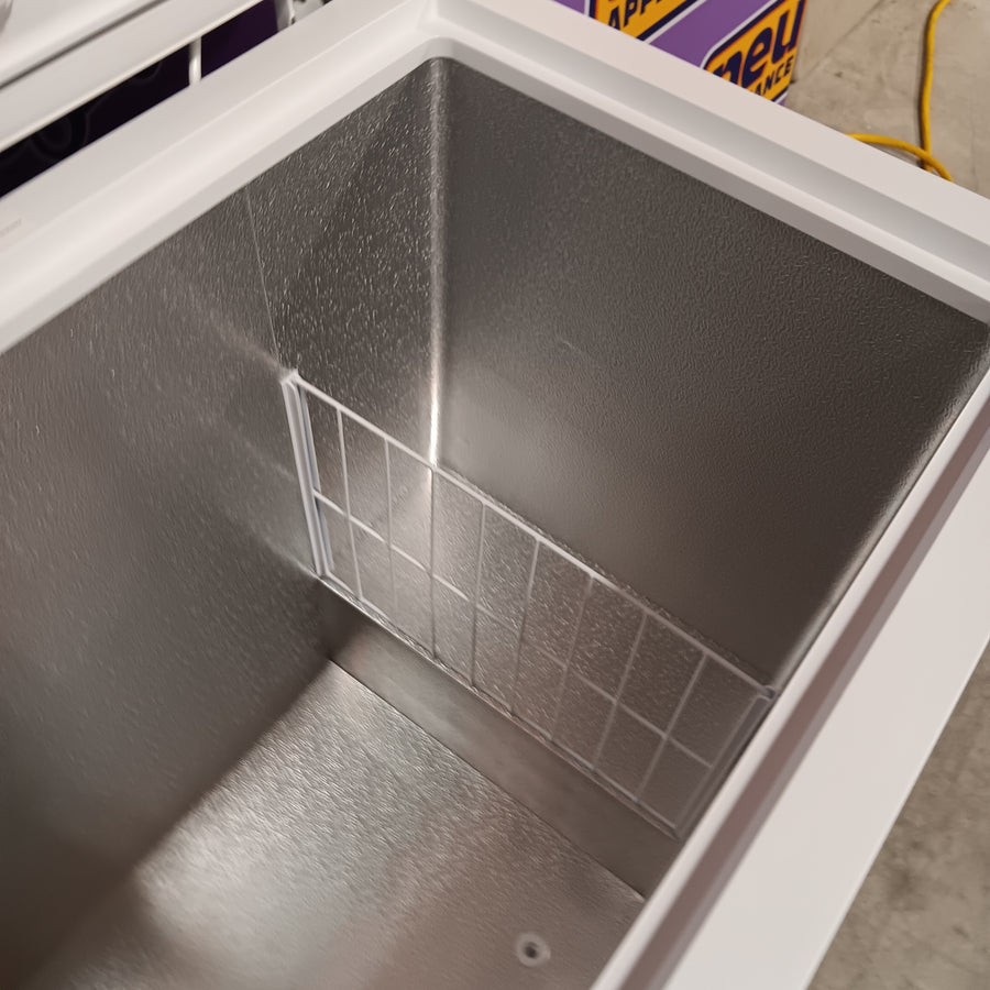 Vissani 6.9 cu. ft. Manual Defrost Chest Freezer in White, Garage Ready with LED Light Type DCM7QRWW - Scratch & Dent (Major)