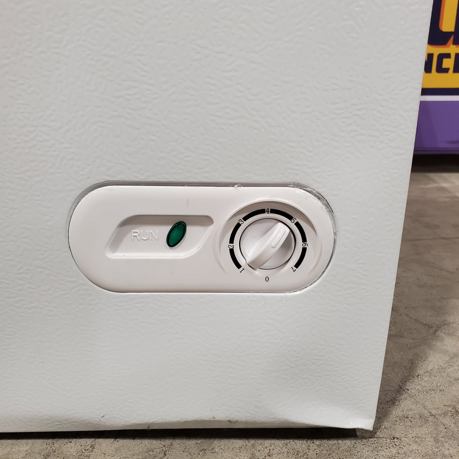 Magic Chef 5.0. cu. ft. Chest Freezer with Interior LED Light and Defrost Water Drain HMCF5W4 - Scratch & Dent (Minor)