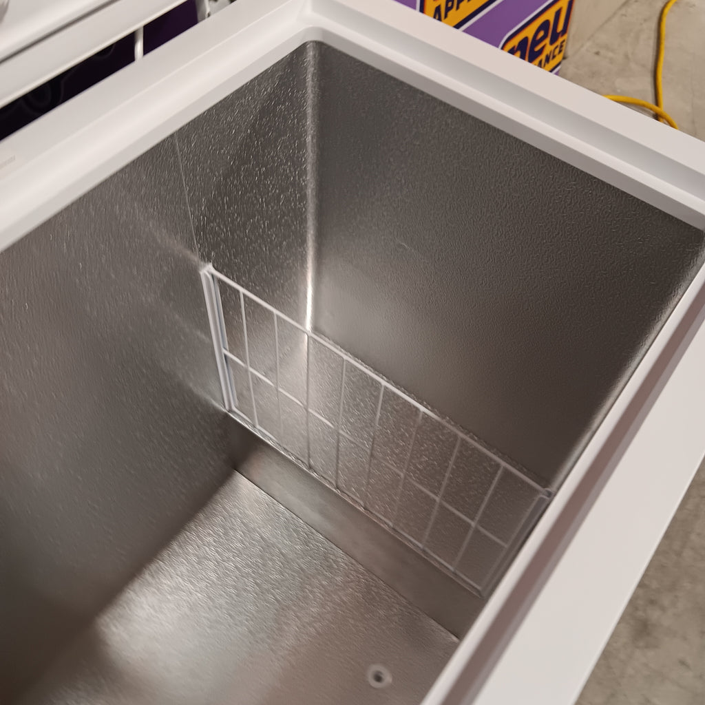 Vissani 6.9 cu. ft. Manual Defrost Chest Freezer in White, Garage Ready with LED Light Type 25132SD331 - DCM7QRWW - Scratch & Dent (Major)