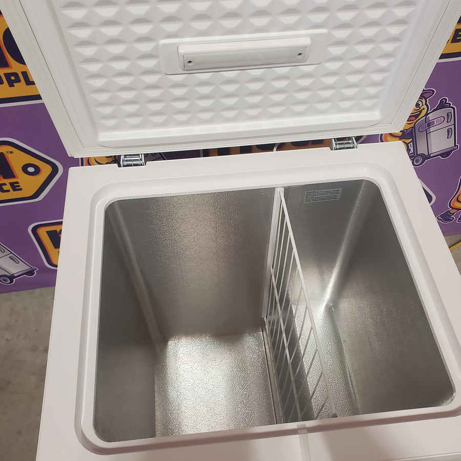 Vissani 5.0 cu. ft. Manual Defrost Chest Freezer with LED Light in White, Garage Ready HMCF5W5 - Scratch & Dent (Moderate)