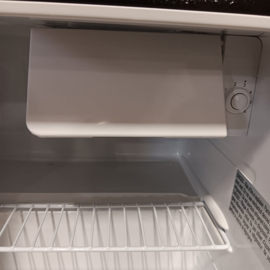 Frigidaire 1.6 cu. ft. 19-in Freestanding Indoor Beverage Refrigerator in Black EFR100-BLACK - Scratch & Dent (Minor)