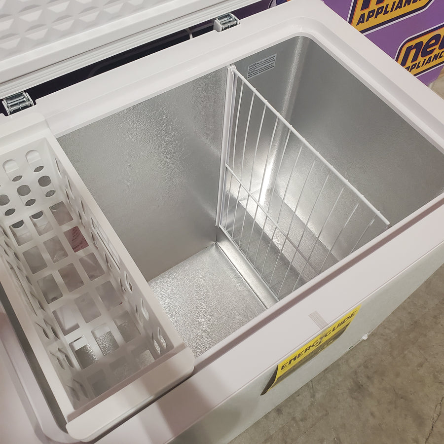 Vissani 7.0 cu. ft. Manual Defrost Chest Freezer with LED Light in White, Garage Ready HMCF7W5 - Scratch & Dent (Major)