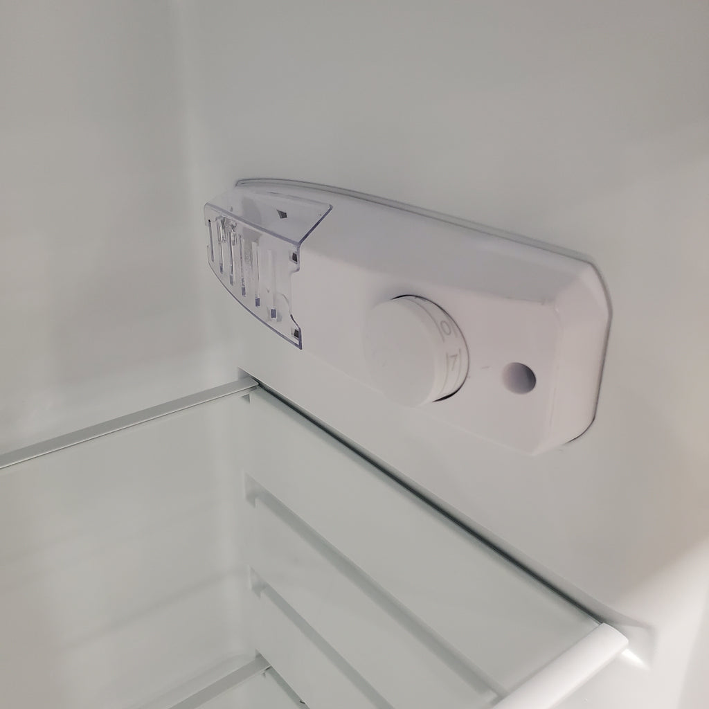 Galanz 22 in. 7.6 cu. ft. Retro Top Freezer Refrigerator, Hot Rod Red, Energy Star 25132SD350 - GLRF76TMRDER2 - Scratch & Dent (Moderate)