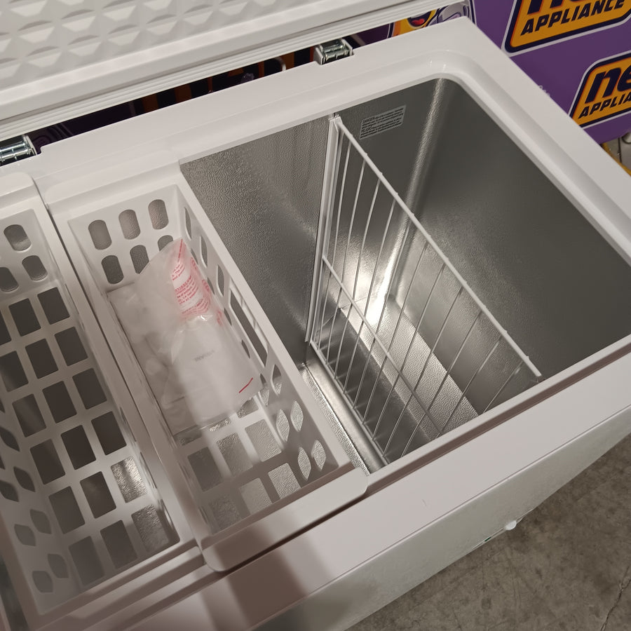 Vissani 7.0 cu. ft. Manual Defrost Chest Freezer with LED Light in White, Garage Ready HMCF7W5 - Scratch & Dent (Moderate)