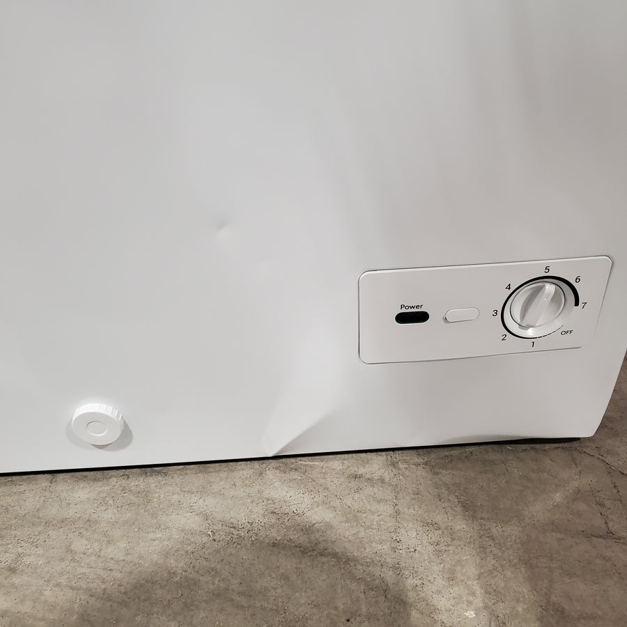 Vissani 6.9 cu. ft. Manual Defrost Chest Freezer in White, Garage Ready with LED Light Type DCM7QRWW - Scratch & Dent (Moderate)