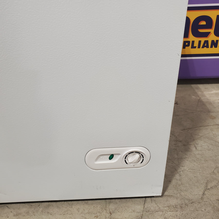 Magic Chef 5.0. cu. ft. Chest Freezer with Interior LED Light and Defrost Water Drain HMCF5W4 - Scratch & Dent (Moderate)