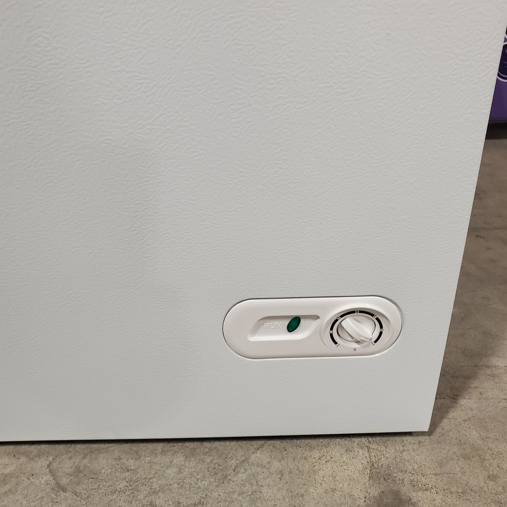 Pictures of Magic Chef 7.0 cu. ft. Chest Freezer in White with 7.0 Cu. Ft. Capacity, Manual Defrost, and Sliding-Bulk Storage Baskets HMCF7W4 - Scratch & Dent (Minor) - Neu Appliance Outlet - Discount Appliance Outlet in Austin, Tx