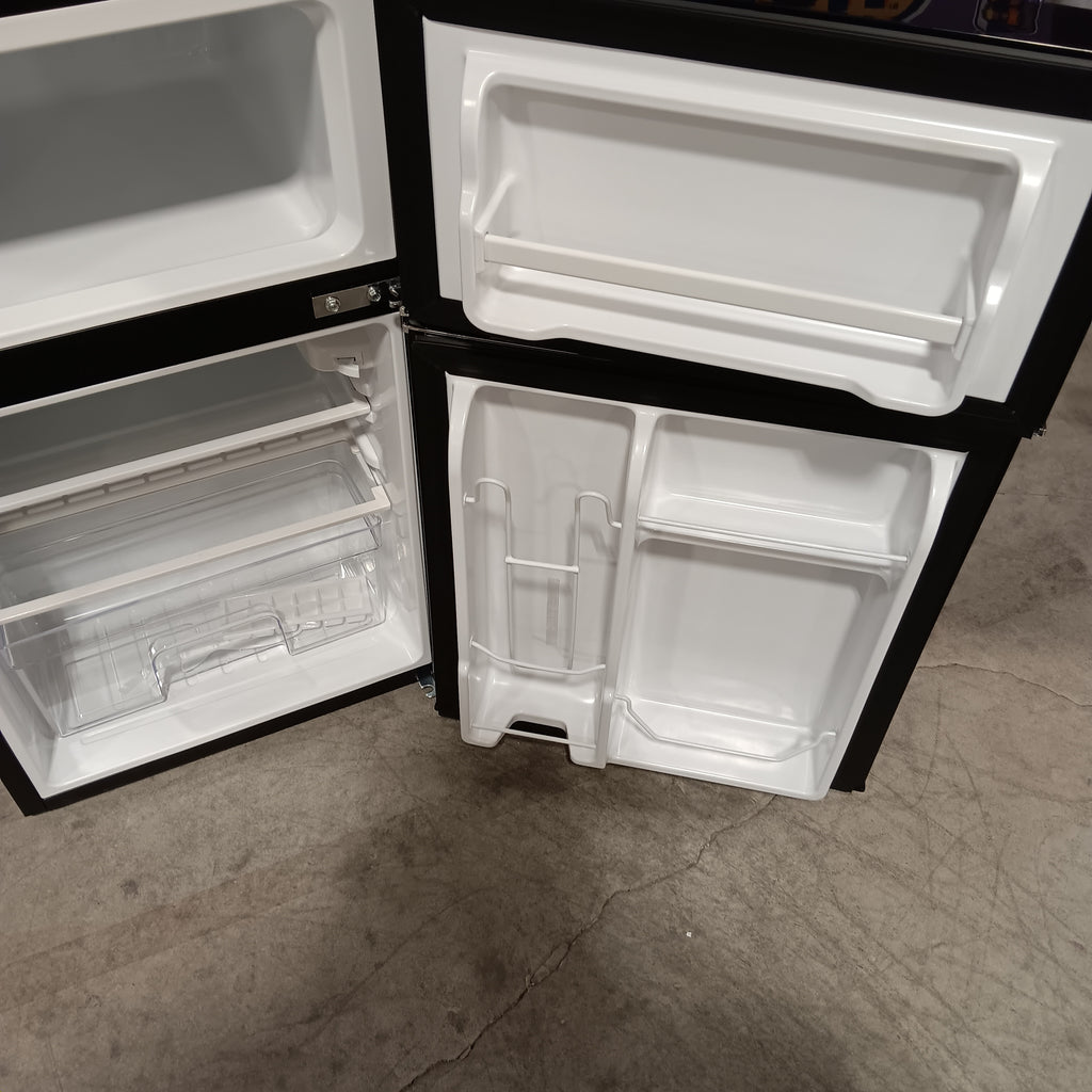 Magic Chef Retro 3.2 Cu. Ft. 2 Door Mini Fridge in Black 25135SD678 - HMCR320BE - Open Box