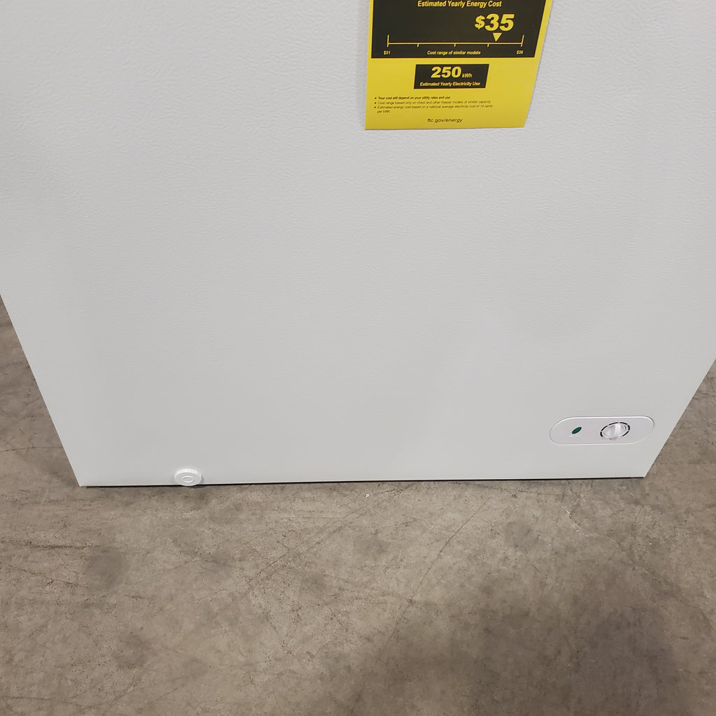 Vissani 7.0 cu. ft. Manual Defrost Chest Freezer with LED Light in White, Garage Ready 25133SD569 - HMCF7W5 - Scratch & Dent (Minor)