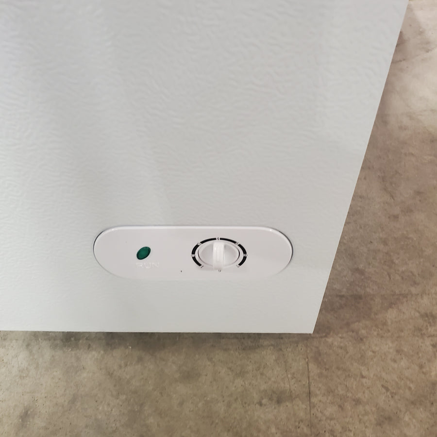 Vissani 7.0 cu. ft. Manual Defrost Chest Freezer with LED Light in White, Garage Ready HMCF7W5 - Scratch & Dent (Minor)