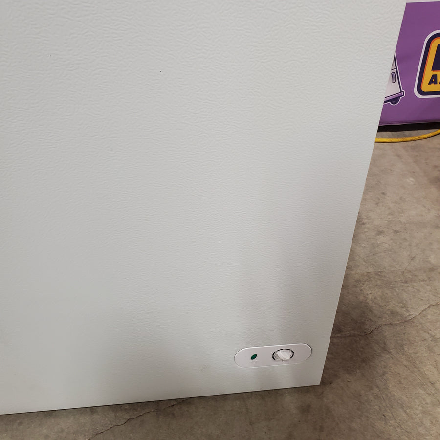 Vissani 7.0 cu. ft. Manual Defrost Chest Freezer with LED Light in White, Garage Ready 251311SD1007 - HMCF7W5 - Scratch & Dent (Minor)