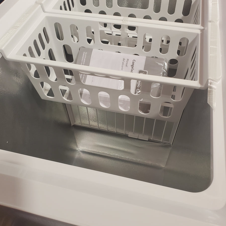 Magic Chef 5.0. cu. ft. Chest Freezer with Interior LED Light and Defrost Water Drain 25132SD415 - HMCF5W4 - Scratch & Dent (Moderate)