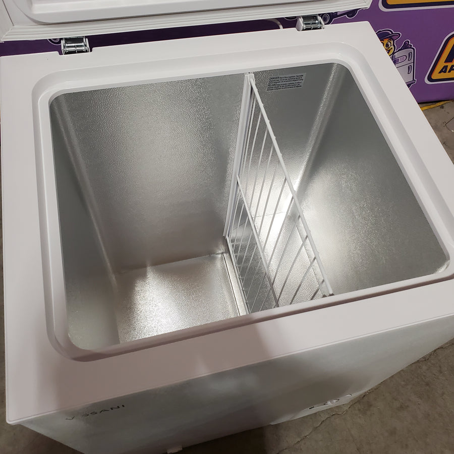 Vissani 5.0 cu. ft. Manual Defrost Chest Freezer with LED Light in White, Garage Ready SA678 - HMCF5W5 - Scratch & Dent (Moderate)