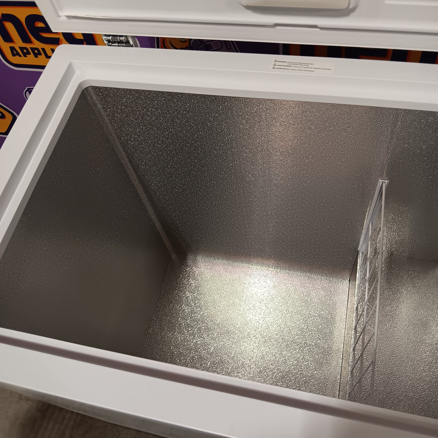 Vissani 6.9 cu. ft. Manual Defrost Chest Freezer in White, Garage Ready with LED Light Type 25139SD807 - DCM7QRWW - Scratch & Dent (Minor)