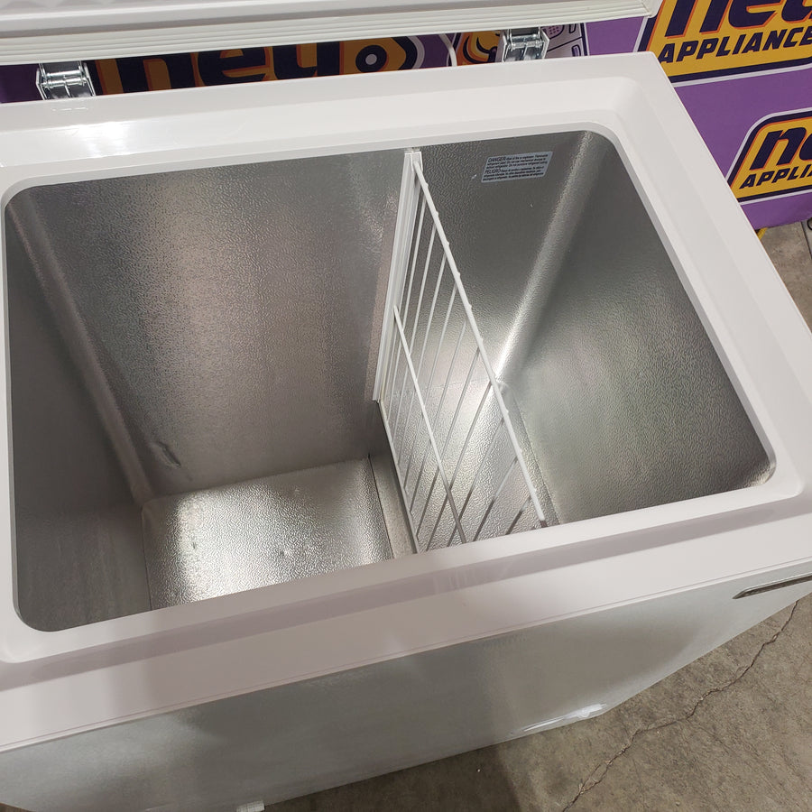 Magic Chef 5.0. cu. ft. Chest Freezer with Interior LED Light and Defrost Water Drain HMCF5W4 - Scratch & Dent (Major)