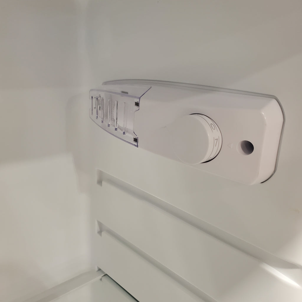 Galanz 22 in. 7.6 cu. ft. Retro Top Freezer Refrigerator, Hot Rod Red, Energy Star 25132SD363 - GLRF76TMRDER2 - Scratch & Dent (Minor)