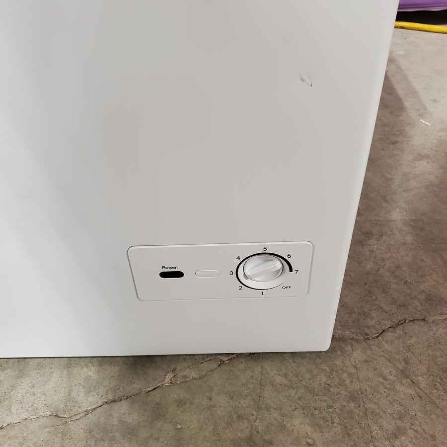 Vissani 6.9 cu. ft. Manual Defrost Chest Freezer in White, Garage Ready with LED Light Type 251312SD1037 - DCM7QRWW - Scratch & Dent (Minor)