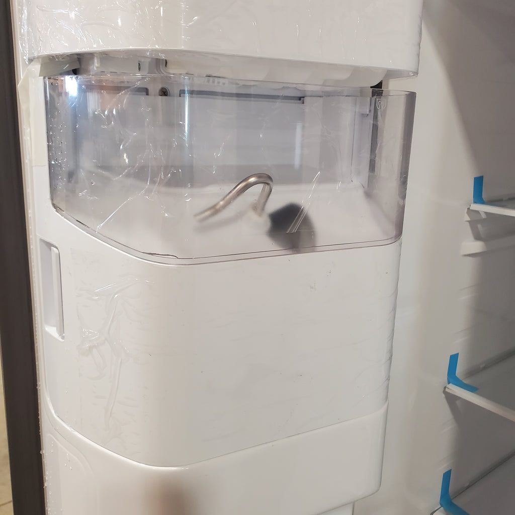 Samsung 27.4-cu ft Side-by-Side Refrigerator with Ice Maker in Fingerprint Resistant Stainless Steel 5SD266 - RS27T5200SR - Scratch & Dent (Minor)