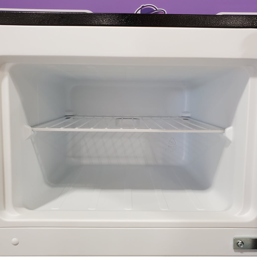 Pictures of Vissani 7.1 cu. ft. Top Freezer Refrigerator with Adjustable Shelf in Stainless Steel MDFF7SS - Scratch & Dent (Minor) - Neu Appliance Outlet - Discount Appliance Outlet in Austin, Tx
