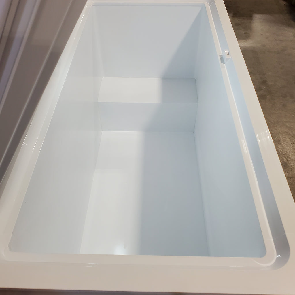 Frigidaire 15 Cu. Ft. Garage Ready Chest Freezer 251318SD1356 - FFCL1542AW - Scratch & Dent (Major)
