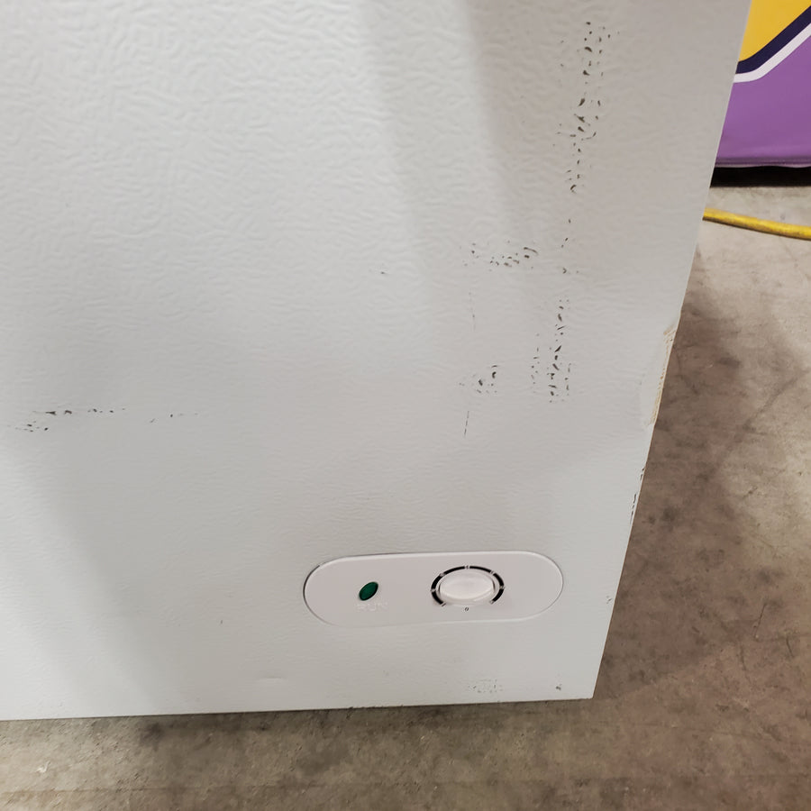 Vissani 7.0 cu. ft. Manual Defrost Chest Freezer with LED Light in White, Garage Ready HMCF7W5 - Scratch & Dent (Major)