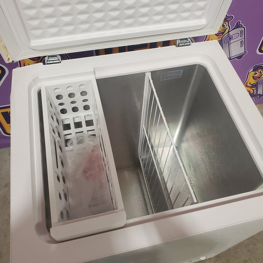 Vissani 5.0 cu. ft. Manual Defrost Chest Freezer with LED Light in White, Garage Ready HMCF5W5 - Scratch & Dent (Major)