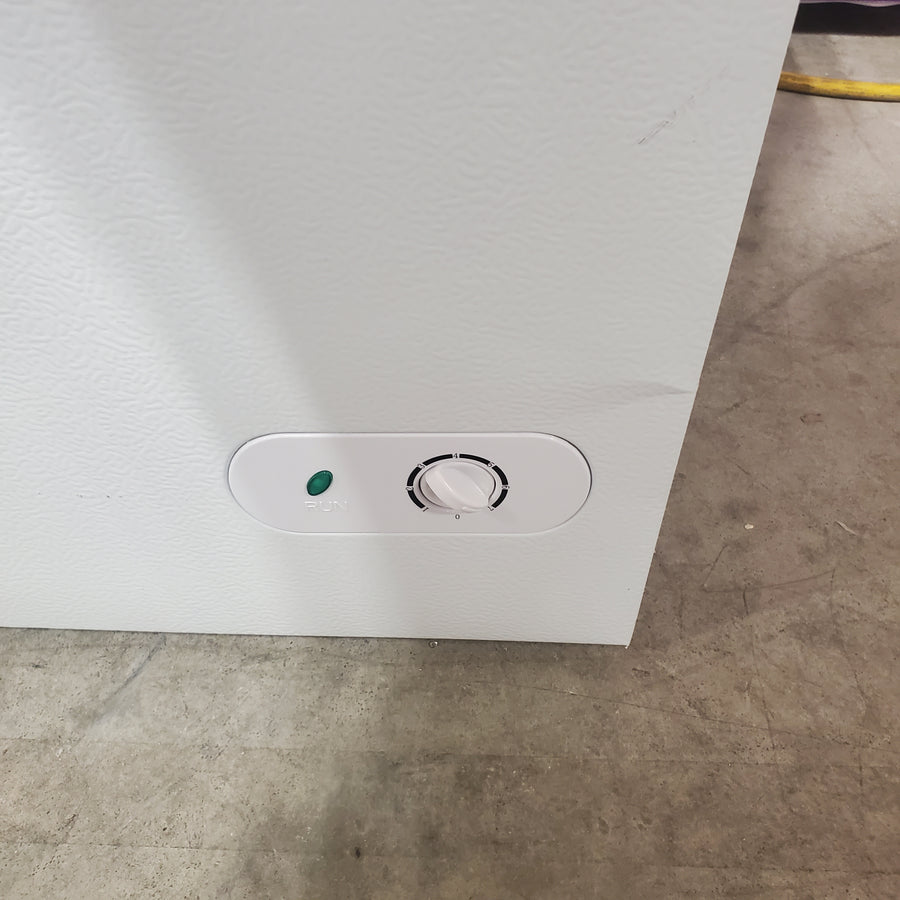 Vissani 7.0 cu. ft. Manual Defrost Chest Freezer with LED Light in White, Garage Ready HMCF7W5 - Scratch & Dent (Major)