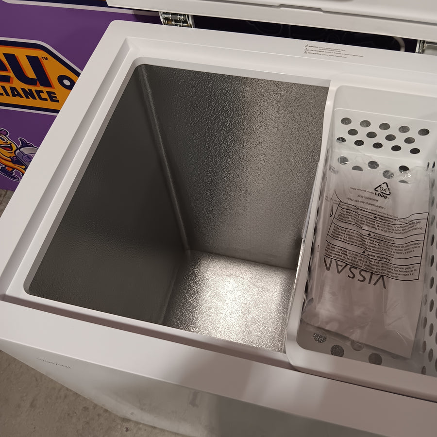 Visanni 4.9 cu. ft. Manual Defrost Chest Freezer with LED Light Type in White Garage Ready DCM5QRWW - Scratch & Dent (Moderate)
