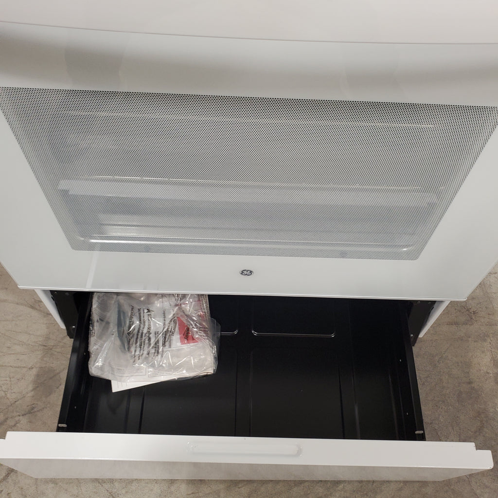 Pictures of GE® 30" 5.3 cu. ft. Free-Standing Electric Range in White with Ceramic Glass Cooktop and Power Boil - Neu Appliance Outlet - Discount Appliance Outlet in Austin, Tx