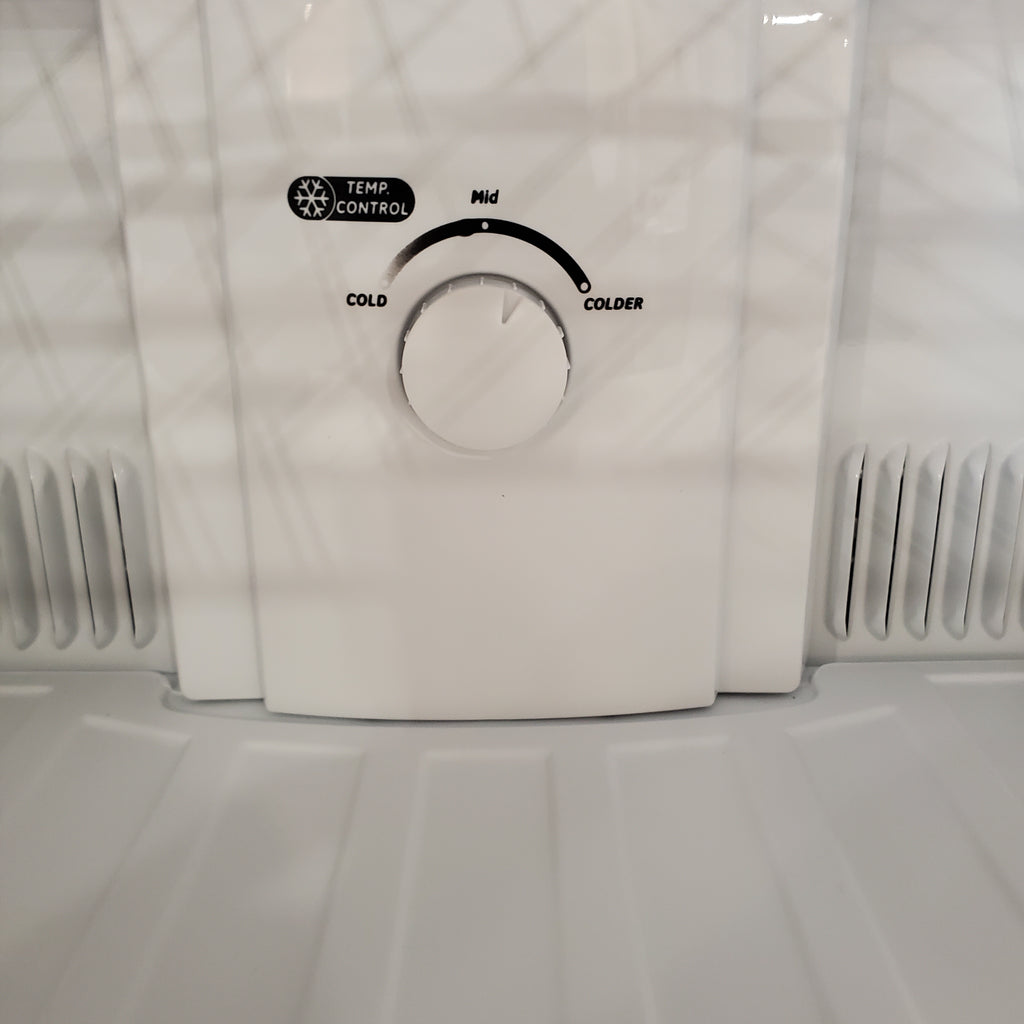 Pictures of Vissani 18 cu. ft. Top Freezer Refrigerator in White with Adjustable Temperature Controls 25SD040 - MDTF18WHR - Scratch & Dent (Moderate) - Neu Appliance Outlet - Discount Appliance Outlet in Austin, Tx