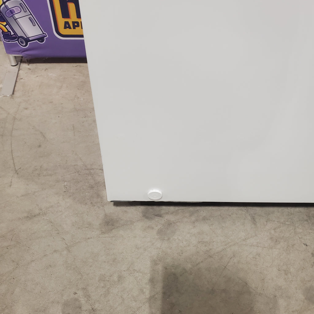 Pictures of Frigidaire 25 Cu. Ft. Garage Ready Chest Freezer with LED Light and Adjustable Temperature Control 20SD146 - FFCL2542AW - Scratch & Dent (Moderate) - Neu Appliance Outlet - Discount Appliance Outlet in Austin, Tx