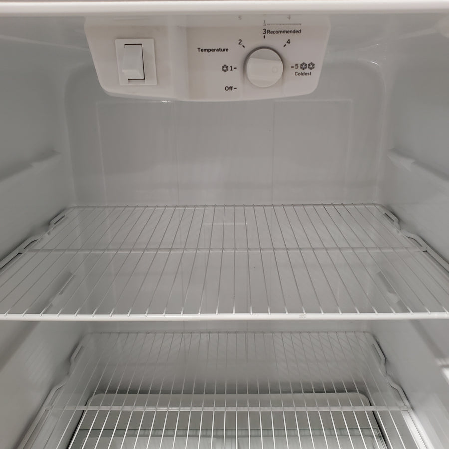 Hotpoint 15.6-cu ft Standard-Depth 28-in Wide Top-Freezer Refrigerator in White HPS16BTNRWW - Certified Refurbished
