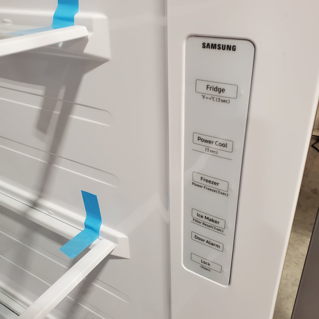 Samsung 27.4-cu ft Side-by-Side Refrigerator with Ice Maker in Fingerprint Resistant Stainless Steel 5SD266 - RS27T5200SR - Scratch & Dent (Minor)