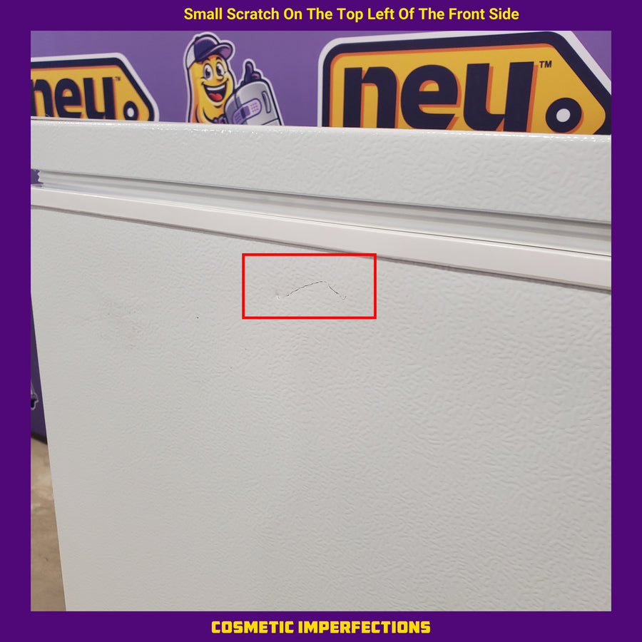 Magic Chef 5.0. cu. ft. Chest Freezer with Interior LED Light and Defrost Water Drain HMCF5W4 - Scratch & Dent (Minor)